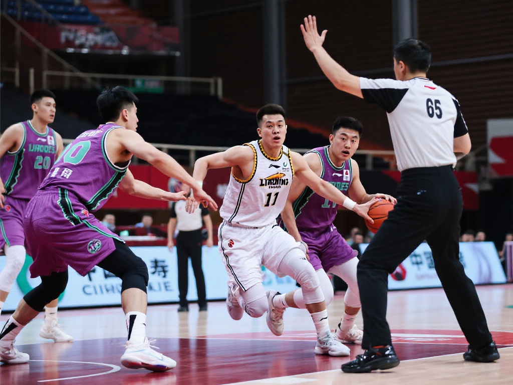 辽宁对阵山东半场72分钟,33次犯规引热议 这场比赛中,双方不仅内线交锋异常凶猛,防